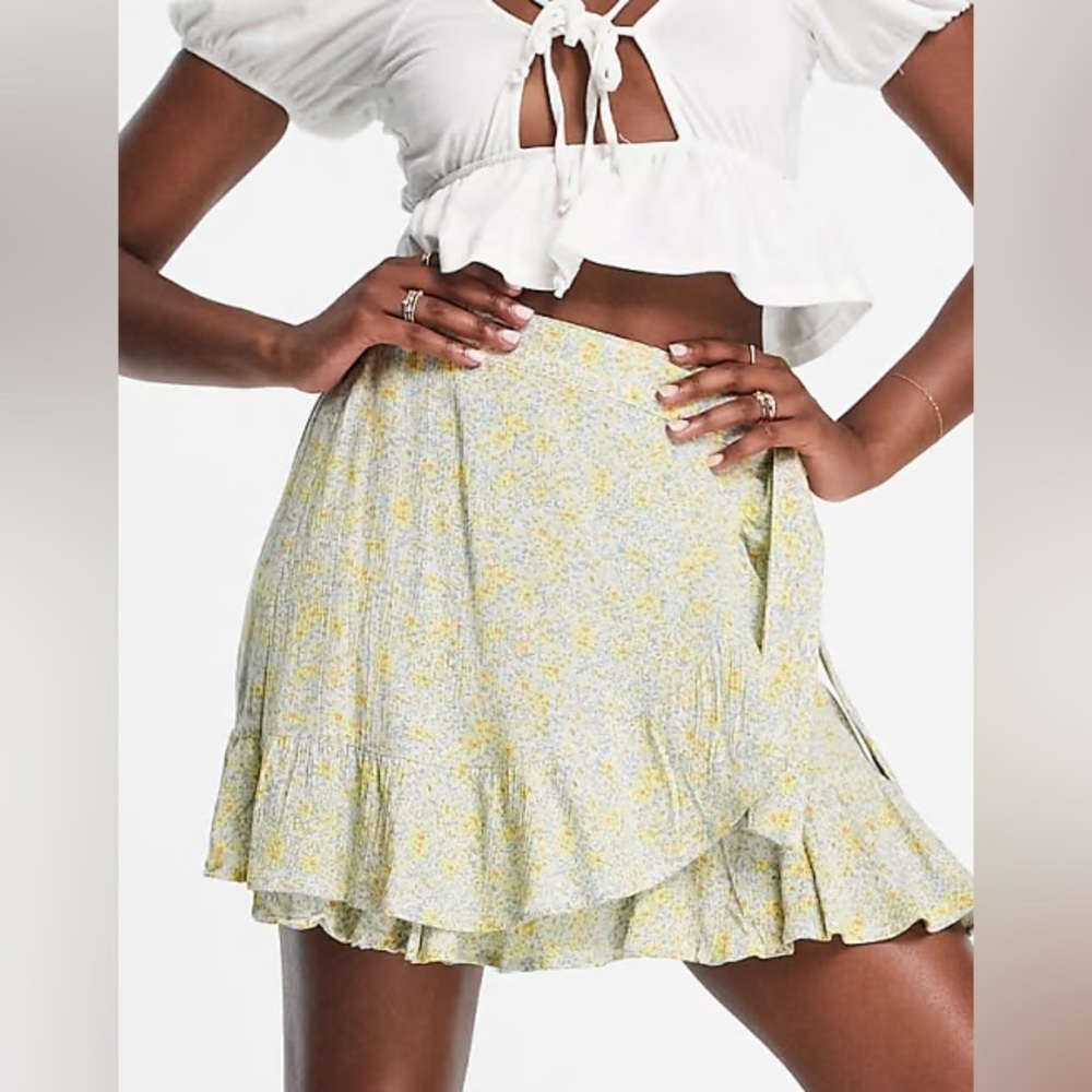 NWT Stradivarius STR Wrap Mini Skirt Floral Print Ruffle Hem M in Sage Yellow